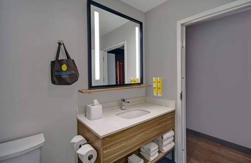 Troy Hotel | Tru by Hilton Troy Detroit