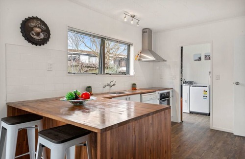 Waipahihi Cottage | True Blue - Taupo Holiday Home
