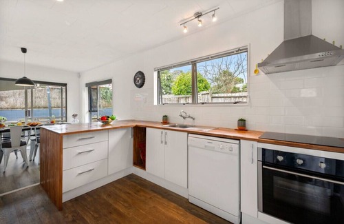 Waipahihi Cottage | True Blue - Taupo Holiday Home