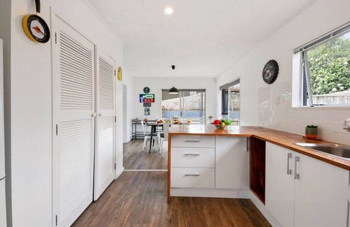 Waipahihi Cottage | True Blue - Taupo Holiday Home