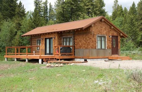 Island Park House | True Grit Adventure by KABINO Dogs OK FirePit Satellite WiFi Sleeper Sofa Perfect Location Rustic Modern