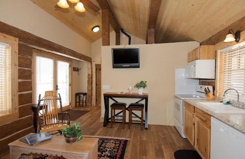 Island Park House | True Grit Adventure by KABINO Dogs OK FirePit Satellite WiFi Sleeper Sofa Perfect Location Rustic Modern