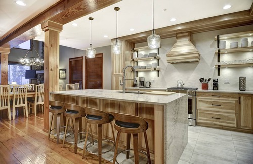 Snow Pine Estates Ski Chalet | True Ski In/Out 5bed 4bath Chalet with Games room & Private Hot Tub