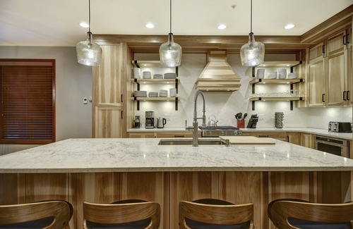 Snow Pine Estates Ski Chalet | True Ski In/Out 5bed 4bath Chalet with Games room & Private Hot Tub