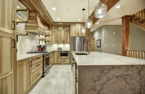 Snow Pine Estates Ski Chalet | True Ski In/Out 5bed 4bath Chalet with Games room & Private Hot Tub