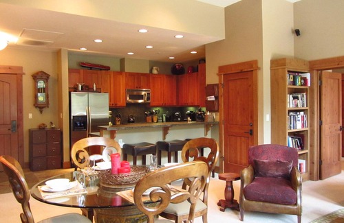 Truckee Condo | True Ski-In/Out NS Village, 70" TV, Indoor Parking, Elevator, Vaulted Ceilings