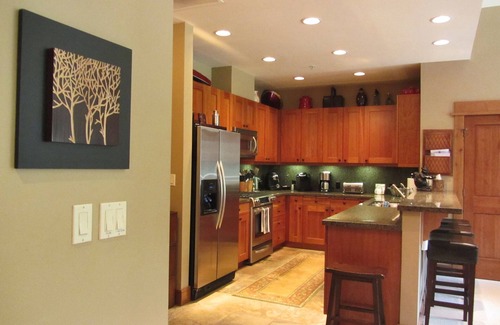 Truckee Condo | True Ski-In/Out NS Village, 70" TV, Indoor Parking, Elevator, Vaulted Ceilings