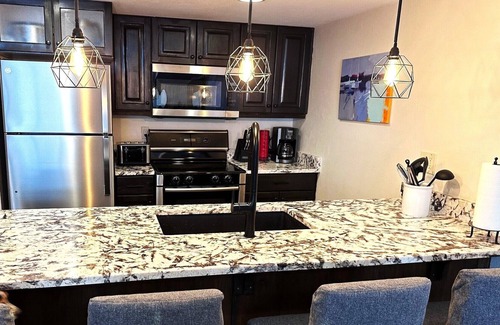 North Park City Condo | True Ski in Ski Out Rare slopeside at 5 lifts Pool/Spa/Gym/WD/Parking Near Main!
