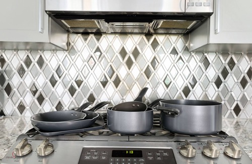 Central Business District Apartment | 🎺TRUE SOUTHERN ELEGANCE STEPS FROM IT ALL! 🎺 | The Beignet