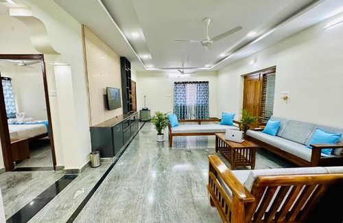 Tirupati Apartment | TrueLife - Bhavya Manor - Breakfast Included - 2500 SFT Modern homes with Garden - Panorama Tirumala Mountain View - Peaceful Location - Fast WiFi - Many restaurants nearby - Large hall, AC bedrooms, Kitchen - Android TV - Top service with lots of Love