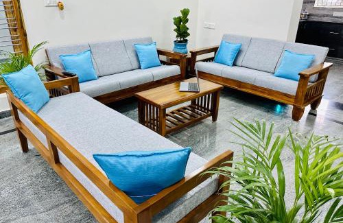 Tirupati Apartment | TrueLife - Bhavya Manor - Breakfast Included - 2500 SFT Modern homes with Garden - Panorama Tirumala Mountain View - Peaceful Location - Fast WiFi - Many restaurants nearby - Large hall, AC bedrooms, Kitchen - Android TV - Top service with lots of Love