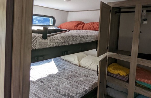 East Haven  Rutland County House | Truly 4 Season Brand New RV 20 min from Killington