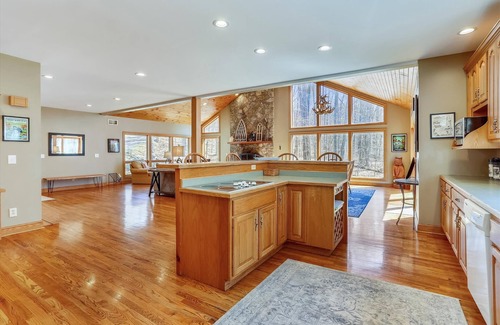 Old Timberline House | Truly majestic Bluebird Day is rental royalty. Book your stay today!