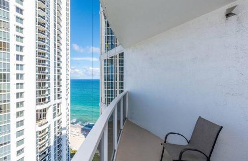 Sunny Isles Beach Apartment | Trump International Studio Ocean & Bay View with Terrace