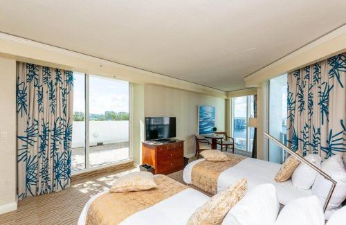Sunny Isles Beach Apartment | Trump International Studio Ocean & Bay View with Terrace