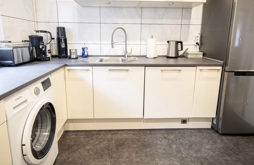 Dortmund Apartment | TRUTH: 2 King Size Beds, Fireplace, Smart TV, Garden