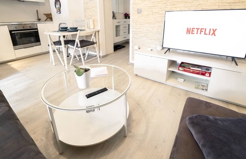 Horde Apartment | TRUTH: For 3| king size bed | Netflix | Modern