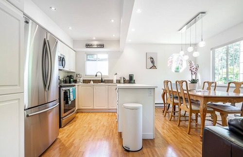 Delta House | Tsawwassen Lovely private Coach House - walk to shopping, beach and restaurants.