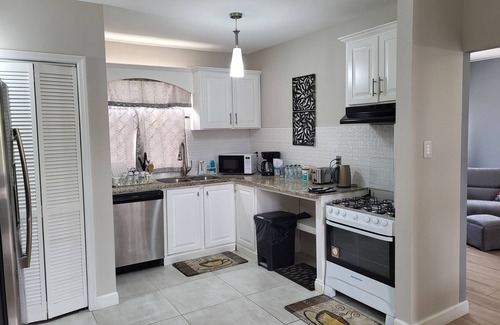 Gulf View House | Beautiful Luxury Townhouse. Next to full service Premier Mall.