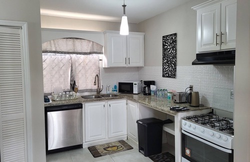 Gulf View House | Beautiful Luxury Townhouse. Next to full service Premier Mall.