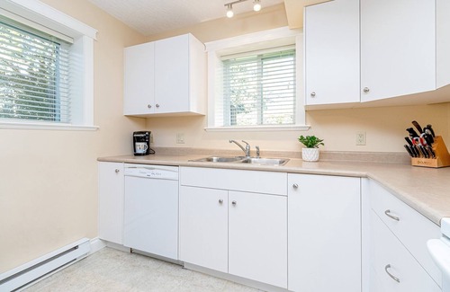 Cordova Bay House | TU CASA - Your Home Away From Home. Central location close to all amenities.