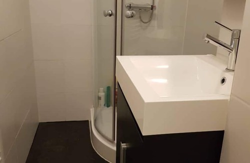 Municipality of Delft Bed & Breakfast | TU Delft-walk score 92 -Unesco- room 5 balcony