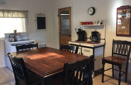 McCloud House | Tucci House - Cozy Historic Home - Sleeps 10