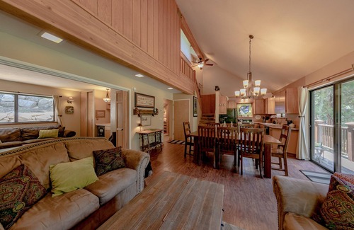 Strawberry Cabin | Tucked Away Cabin w/Amazing Views and Pool Table