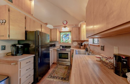 Strawberry Cabin | Tucked Away Cabin w/Amazing Views and Pool Table