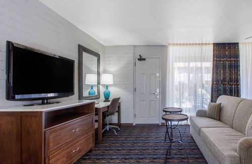 Casas Adobes House | Tucson's Serene Oasis with complimentary breakfast