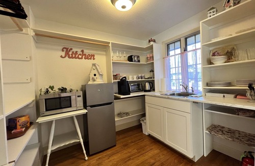 Harlow House | TUDOR COTTAGE SUITE - Autzen Stadium - PK Park - UO - Hayward Field