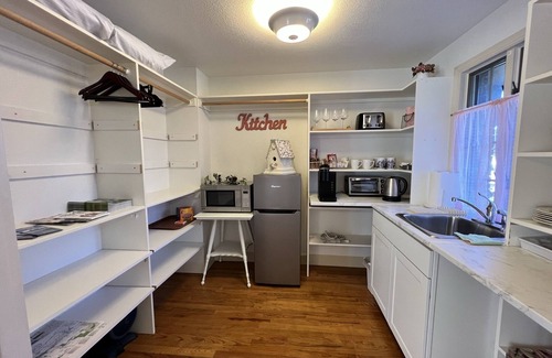 Harlow House | TUDOR COTTAGE SUITE - Autzen Stadium - PK Park - UO - Hayward Field