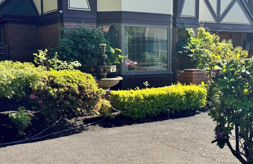 Harlow House | TUDOR COTTAGE SUITE - Autzen Stadium - PK Park - UO - Hayward Field