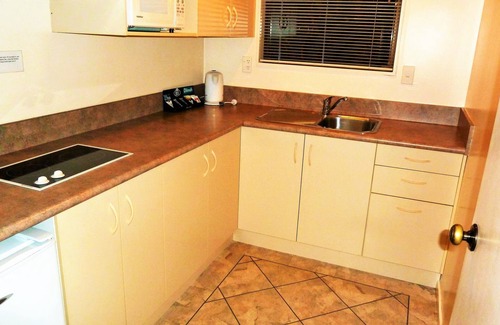 Tahunanui Hotel | Tudor Lodge Motel