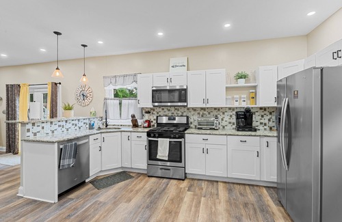 East Lansdowne House | Tudor Luxury- Comfy 4Bed Home, PHL, UPenn, Fast Wi-fi