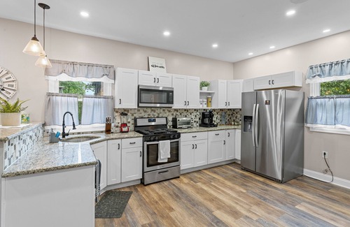 East Lansdowne House | Tudor Luxury- Comfy 4Bed Home, PHL, UPenn, Fast Wi-fi