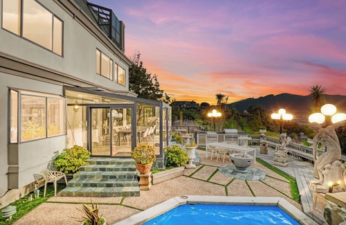 Strawberry Villa | Tudor Revival Castle with Bay Views 5bd/5 bath