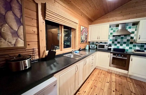 Ampney Crucis House | Tufty Lodge on the side of Lake Pochard