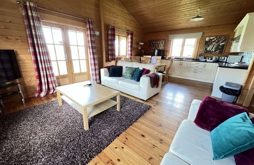 Ampney Crucis House | Tufty Lodge on the side of Lake Pochard