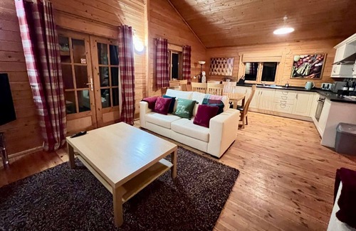 Ampney Crucis House | Tufty Lodge on the side of Lake Pochard