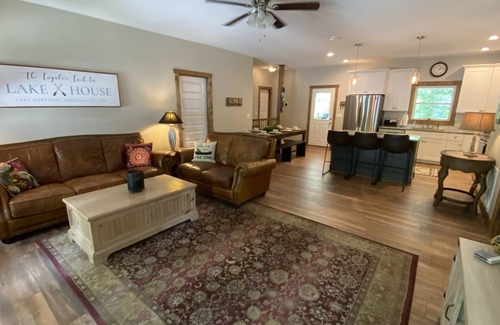Martin House | Tugaloo Tuck-In on Lake Hartwell, PRIVATE COVE & coverd dock, firepit, huge yard