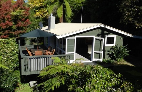 Lake Tarawera House | Tui Glen - Lake front bach with stunning views