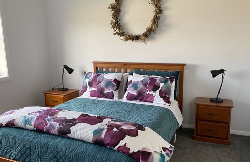 Stonehenge Cottage | Tui Lodge Modern Farmstay with Magic Rural Views (Pet Friendly!)