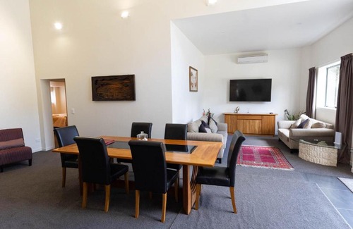 Oakura Bed & Breakfast | Tui Lodge Oakura
