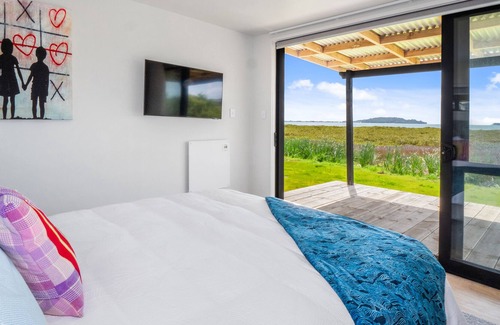 Tanners Point Cabin | Tui Moana Lodge Island view with outdoor bath