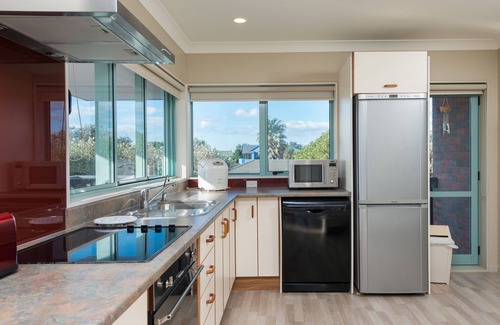 Bowentown Cottage | Tuis Nest - Bowentown Holiday Home