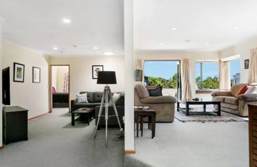 Hilltop House | Tuis Place, Spacious 3BR Retreat Near Town Centre