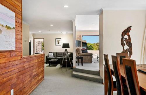 Hilltop House | Tuis Place, Spacious 3BR Retreat Near Town Centre