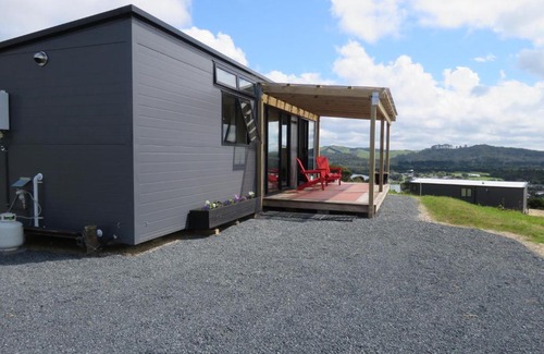 Cable Bay House | Tuis Scenic Retreat