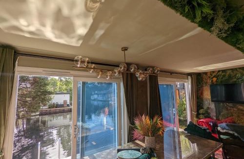 Richmond-upon-Thames Boat Rental | Tulana Taggs - floating home on idyllic island